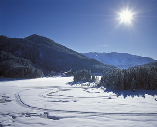 Deutschland, Bayern, Oberbayern, Mangfallgebirge, Langlaufloipe im Schnee - SIEF005274