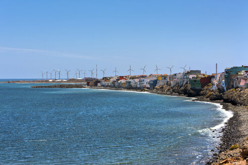 Spanien, Kanarische Inseln, Gran Canaria, Santa Lucia de Tirajana, Pozo mit Windkraftanlagen - AMF002121