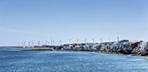Spanien, Kanarische Inseln, Gran Canaria, Santa Lucia de Tirajana, Pozo mit Windkraftanlagen, lizenzfreies Stockfoto