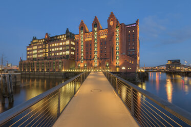 Deutschland, Hamburg, Internationales Maritimes Museum am Brooktorhafen nach Sonnenuntergang - RJ000080