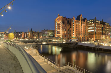 Germany, Hamburg, Speicherstadt at Brooktorhafen after sunset - RJ000081