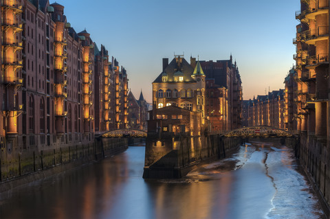 Deutschland, Hamburg, Wandrahmsfleet in der Speicherstadt nach Sonnenuntergang, lizenzfreies Stockfoto