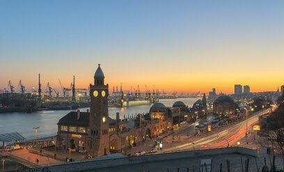 Deutschland, Hamburg, Hamburger Hafen und Landungsbrücken bei Sonnenuntergang - RJF000083