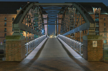 Deutschland, Hamburg, Kibbelstegbrücke in der Speicherstadt - RJF000088