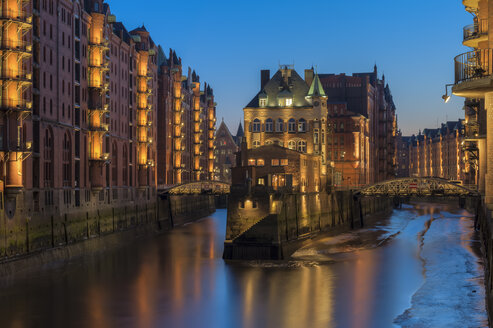 Deutschland, Hamburg, Speicherstadt nach Sonnenuntergang, Blick in das Wandrahmsfleet - RJF000089