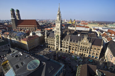 Germany, Bavaria, Munich, Marienplatz with New Town Hall and Frauenkirche - YFF000095