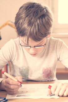 Porträt eines kleinen Jungen bei den Hausaufgaben - LVF001039