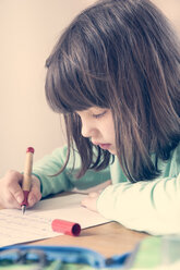Porträt eines kleinen Mädchens bei den Hausaufgaben - LVF001040
