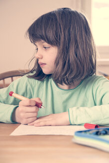 Porträt eines kleinen Mädchens bei den Hausaufgaben - LVF001042