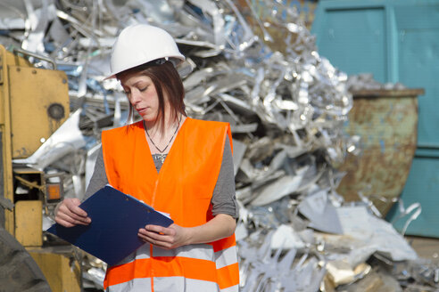 Technikerin auf dem Recyclinghof für Aluminium - SGF000554