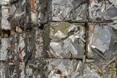 Stapel von Aluminiumblöcken auf dem Recyclinghof - SGF000550