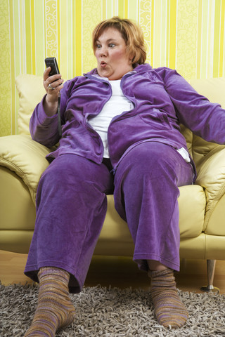 Deutschland, Frau im mittleren Erwachsenenalter, die ein Mobiltelefon benutzt, lizenzfreies Stockfoto