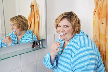 Deutschland, Mittlere erwachsene Frau beim Zähneputzen - ECF000570