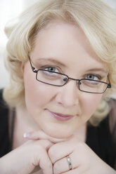 Porträt einer blonden jungen Frau mit Brille - ECF000533