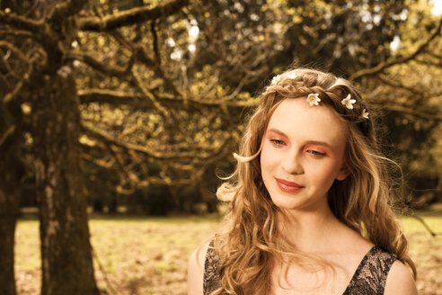 Porträt einer träumenden jungen Frau mit Blumen im Haar - FCF000020