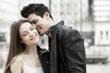Porträt eines glücklichen Paares in Bewegung - GDF000307