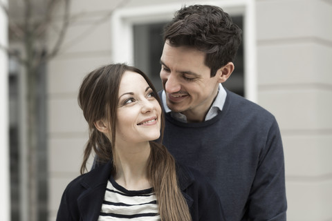 Porträt eines glücklichen Paares in Bewegung, lizenzfreies Stockfoto