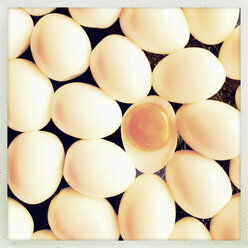 Viele geschälte Eier, gekochte Eier, ein Eigelb sichtbar - MSF003750