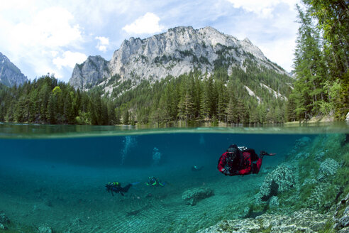 Österreich, Styra, Tragoess, Grüner See, Taucher - YRF000040