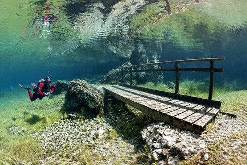 Austria, Styra, Tragoess, Green Lake, Diver and wooden boardwalk - YRF000041