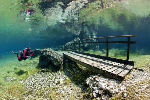 Österreich, Styra, Tragoess, Grüner See, Taucher und Holzpromenade - YRF000041