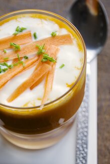 Karotten-Orangen-Suppe mit Sojajoghurt - HAWF000095