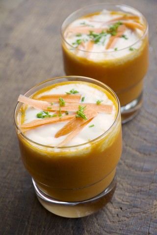 Karotten-Orangen-Suppe mit Sojajoghurt, lizenzfreies Stockfoto