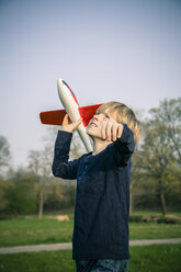Deutschland, Bayern, Landshut, Junge spielt mit Spielzeug-Flugzeug - SARF000477