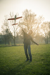 Deutschland, Bayern, Landshut, Junge spielt mit Spielzeug-Flugzeug - SARF000480