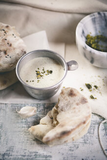Pistachio yoghurt dip with garlic and naan bread - SBDF000777