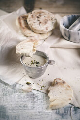 Pistazien-Joghurt-Dip mit Knoblauch und Naan-Brot - SBDF000778