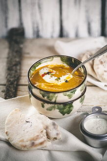 Pikante Karottensuppe mit Naanbrot und Pistazienjoghurt - SBDF000779