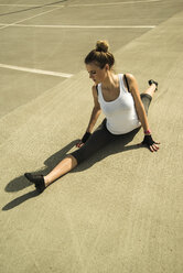 Young woman doing gymnastics outdoors - UUF000262
