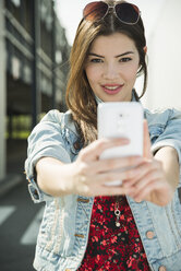 Brünette junge Frau nimmt ein Selfie im Freien - UUF000271