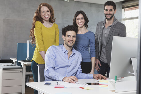 Gruppenbild von vier Kollegen im Büro - RBF001633