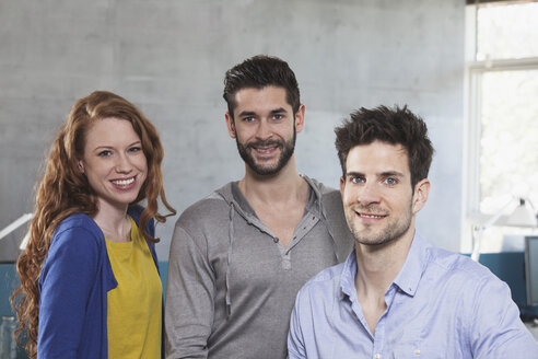 Gruppenbild von drei Kollegen im Büro - RBF001648