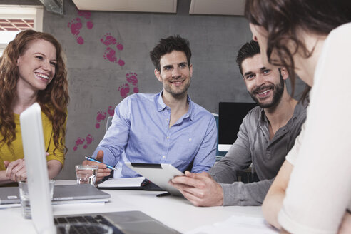 Vier kreative Menschen bei einer Geschäftskonferenz im Büro - RBF001652