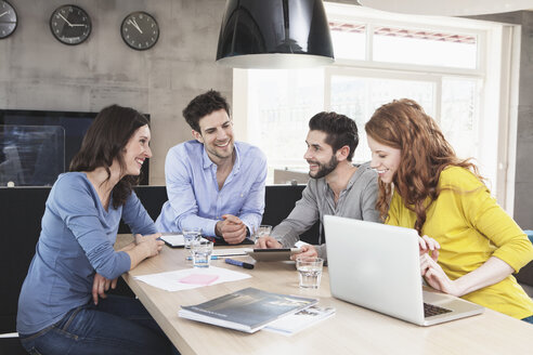 Vier kreative Menschen bei einer Geschäftskonferenz im Büro - RBF001669