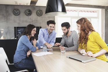 Vier kreative Menschen bei einer Geschäftskonferenz im Büro - RBF001670