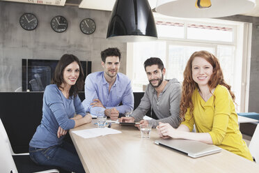 Gruppenbild von vier kreativen Menschen im Büro - RBF001671