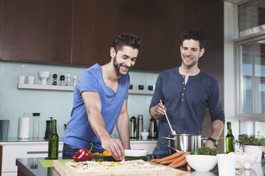 Portrait of two friends cooking together - RBF001674
