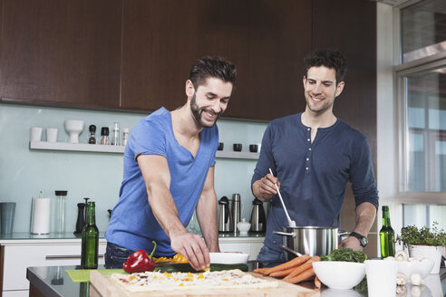 Porträt von zwei Freunden beim gemeinsamen Kochen - RBF001674