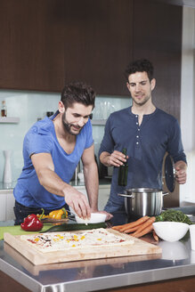 Porträt von zwei Freunden beim gemeinsamen Kochen - RBF001675