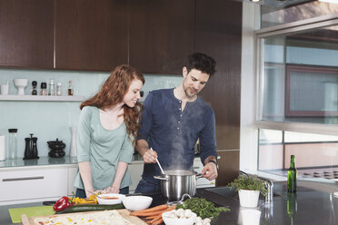 Portrait of young couple cooking together - RBF001679