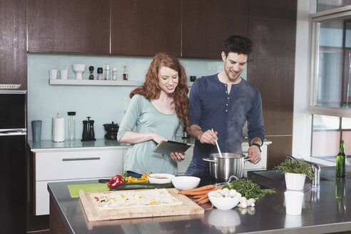 Porträt eines jungen Paares beim gemeinsamen Kochen - RBF001680