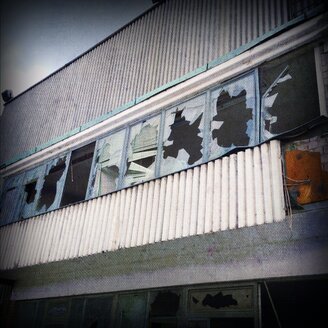Abgerissene Fenster einer verlassenen Lagerhalle in Hamburg, Deutschland - NKF000091