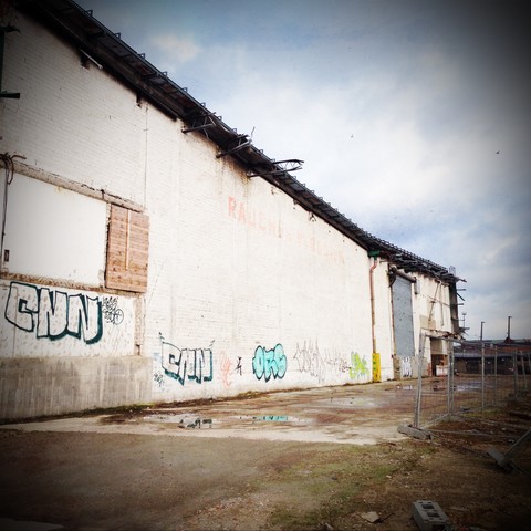 Teilweise abgerissene Lagerhalle in Hamburg, Deutschland, lizenzfreies Stockfoto