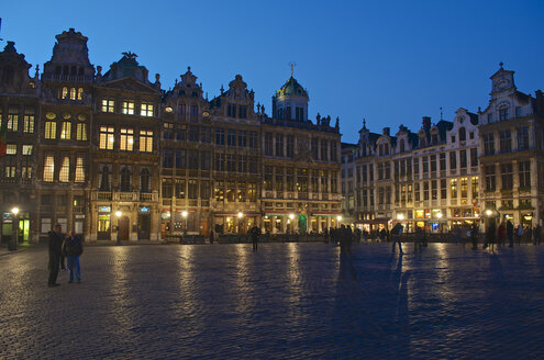 Belgien, Brüssel, Grand-Place, Historische Häuser am Marktplatz am Abend - MHF000295