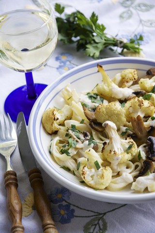 Pasta Alfredo mit gebratenem Blumenkohl und Champignons, lizenzfreies Stockfoto