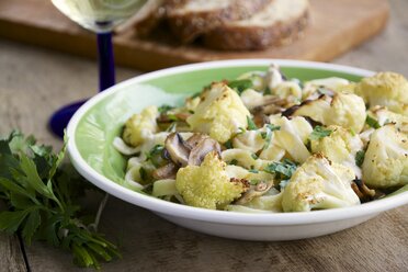 Pasta Alfredo mit gebratenem Blumenkohl und Champignons - HAWF000102